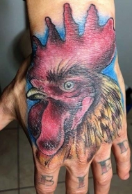 手背彩色公鸡头部纹身图案
