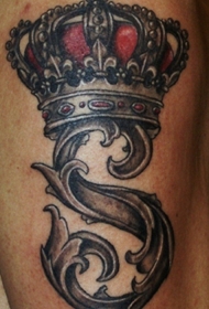 哥特式字母和皇冠纹身图案