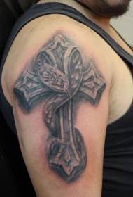 大臂石头十字架和蛇纹身图案