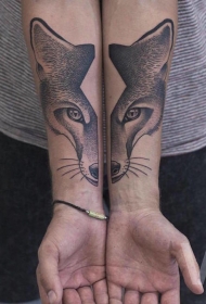 手臂分开的个性狐狸纹身图案