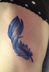 可爱的蓝色羽毛纹身图案