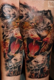 手臂彩色邪恶狮子头部纹身图案