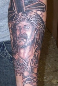 小臂十字架和耶稣玫瑰纹身图案