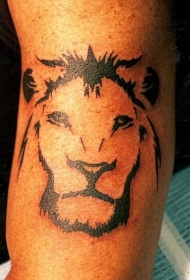 腿部黑色简约的狮子头纹身图片