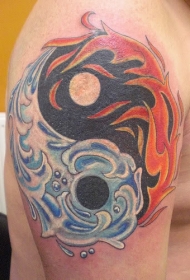 男性肩部彩色阴阳八卦纹身图案