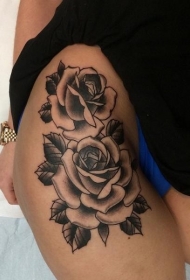 女性腿部灰色大玫瑰花纹身图案