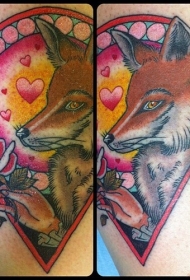 手臂浪漫风格设计的彩色狐狸与爱心纹身