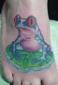 脚背彩色水上百合花的青蛙纹身