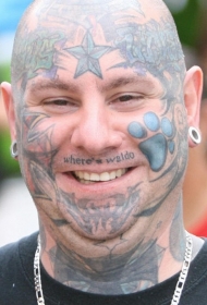 男性脸部五角星花体字母纹身图案
