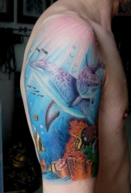 肩部彩色逼真的水下海豚纹身图片