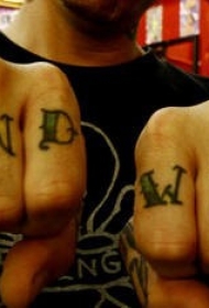 男性手指绿色字母纹身图案