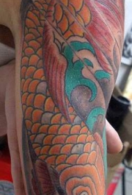 肩部彩色锦鲤鱼纹身图案
