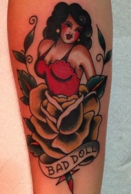 手臂老式彩色小妖媚的女人纹身图案