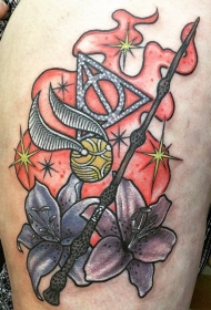 大腿哈利波特为主题的魔术棒和花朵纹身图案