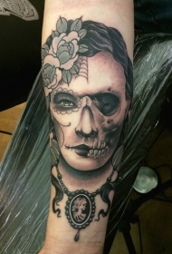 手臂墨西哥传统半女人半骷髅肖像纹身
