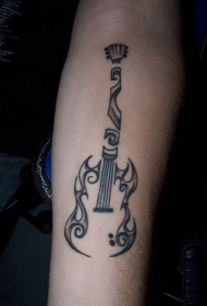 手臂不寻常的部落黑墨水吉他纹身