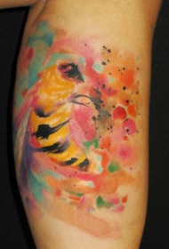 漂亮的彩色蜜蜂水墨风纹身图案