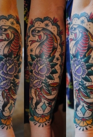 手臂彩色老蛇与紫玫瑰纹身图案