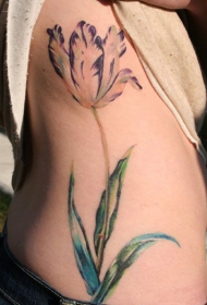 女性腰侧紫色郁金香花纹身图案