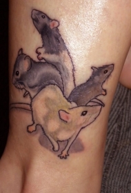 脚踝彩色老鼠家庭纹身图案