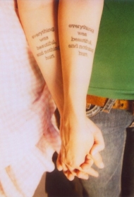 手臂象征爱情的情侣英文纹身图案