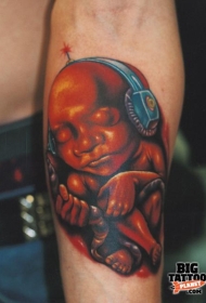 手臂彩色奇怪的人类胚胎耳机纹身图案