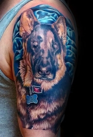 大臂彩色狗肖像纹身图案
