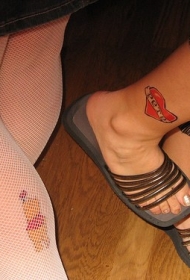 腿部彩色小女孩的心和维尼纹身图案