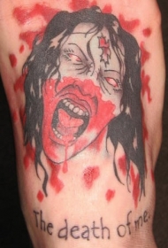 僵尸血腥脸和字母纹身图案