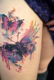 大腿华丽的彩色蝴蝶纹身图案
