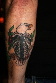 手臂彩绘鹰纹身图案