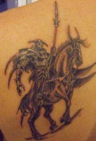背部死亡骑士和马纹身图案