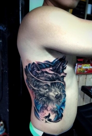 男性侧肋个性的狼头纹身图案