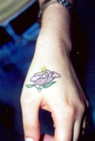 手背上的紫色花朵纹身图案
