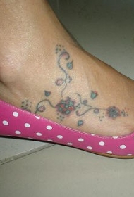 女性脚部彩色小花藤纹身图案