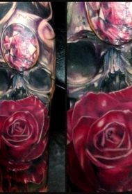 手臂彩色逼真的人头骨与珠宝玫瑰纹身