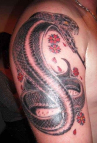 肩部彩色大眼镜蛇与花朵纹身图案