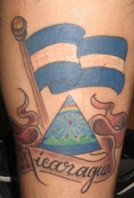 手臂彩色尼加拉瓜国旗与三角纹身图案