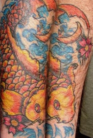 手臂彩色神秘的锦鲤鱼纹身图案