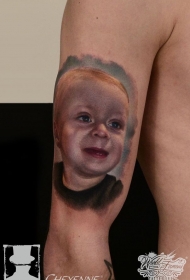 手臂写实风格彩色男孩肖像纹身图案