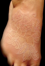 脚背可爱的白色墨水花朵纹身图片