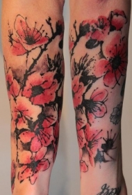 手臂旧货风格的彩色盛开花朵纹身图片