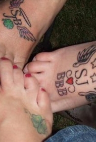 女性象征友谊的脚部彩色纹身图案