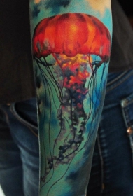 手臂彩色漂亮的水母纹身图案