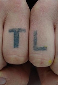 手指情侣英文字母与爱心纹身图片