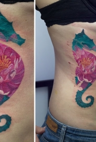 腰侧彩色海马剪影与莲花纹身图案