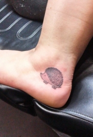女性脚部可爱的小刺猬纹身图案