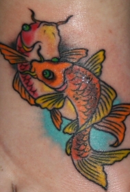 手臂彩色简约的二鱼纹身图案