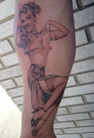 男性手臂逼真的辣妹纹身图案