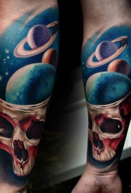 手臂全新风格的彩色人类头骨与行星纹身